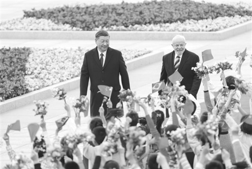 4月14日下午,国家主席习近平在北京人民大会堂同来华进行国事访问的巴西总统卢拉举行会谈。这是会谈前,习近平在人民大会堂东门外广场为卢拉举行欢迎仪式。新华社发